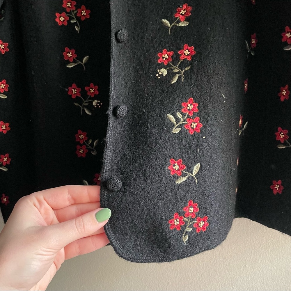 Talbot’s Woman 100% Wool Vintage Embroidered Floral Cardigan - Picture 4 of 8